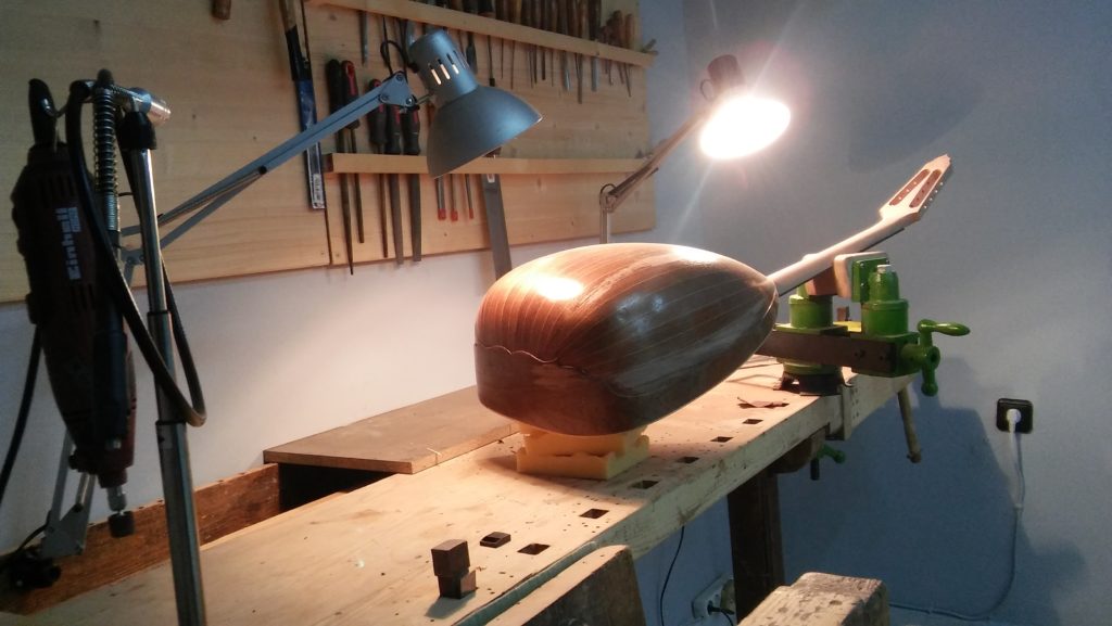 κατασκευή κρητικού λαούτου