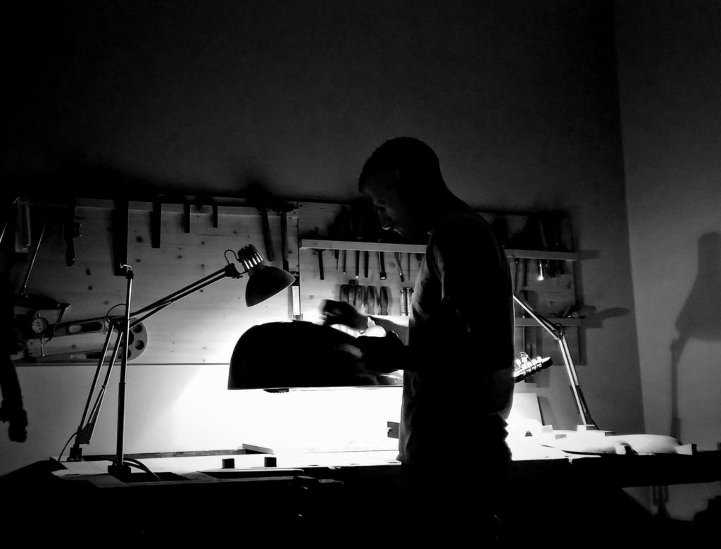 κατασκευή κρητικού λαούτου