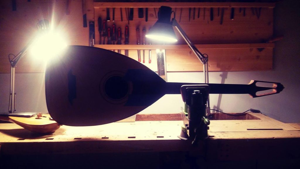 κατασκευή κρητικού λαούτου