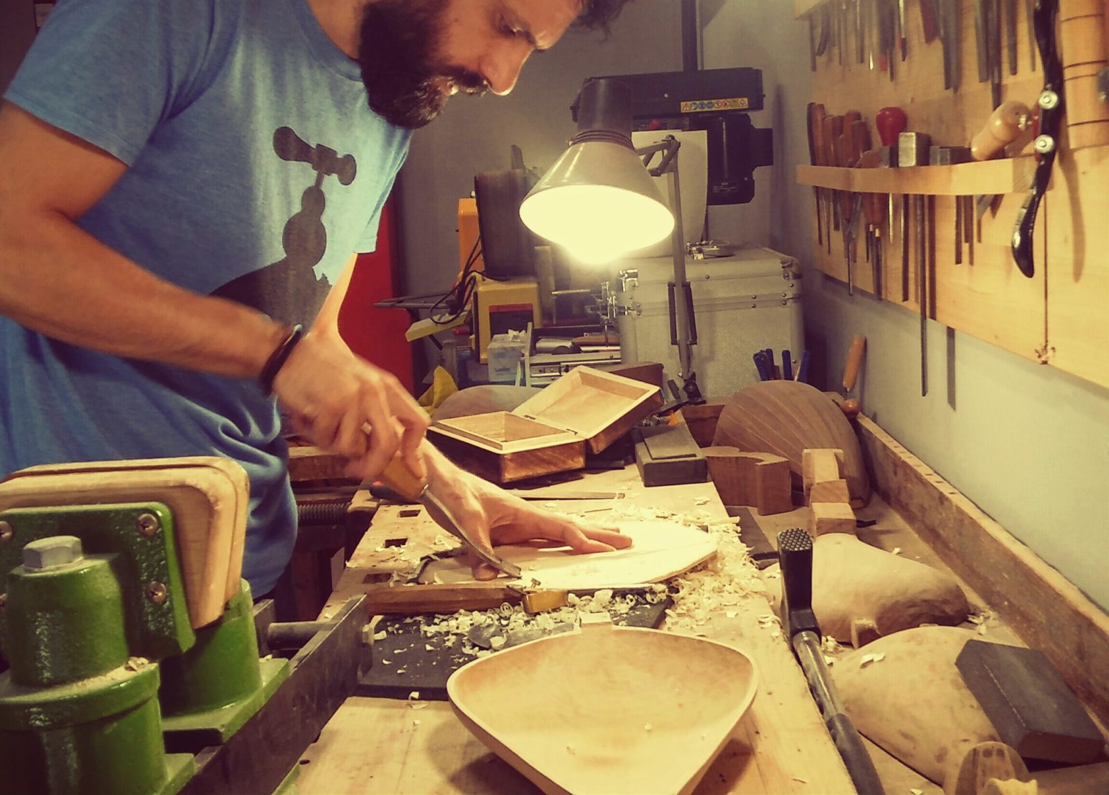 οργανοποιείο παραδοσιακών μουσικών οργάνων