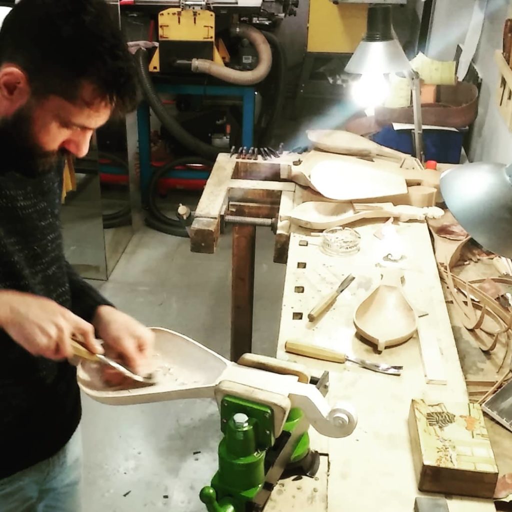 οργανοποιείο παραδοσιακών μουσικών οργάνων